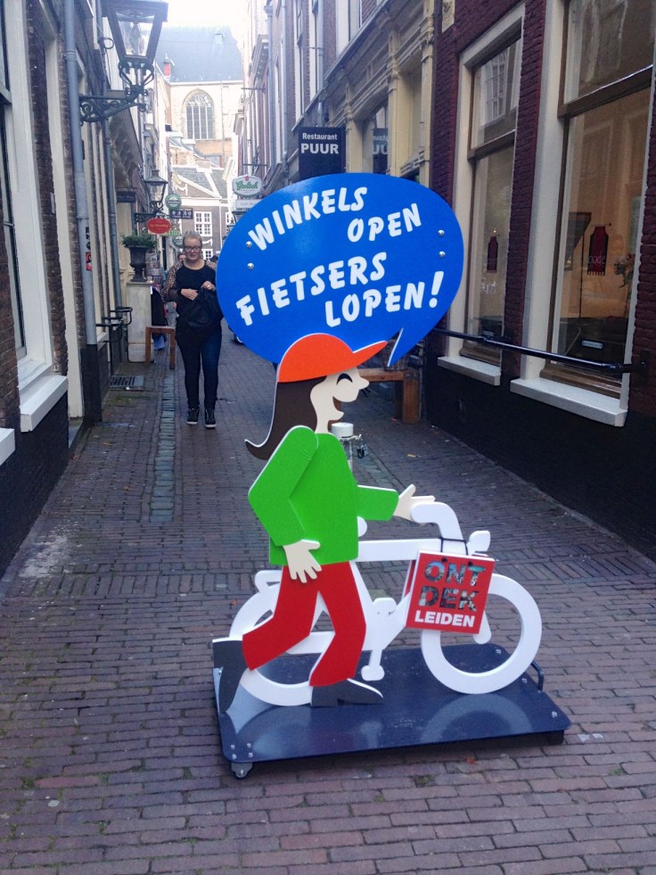 Fietsers lopen — Te Voet in de Stad  — Foto Hendrik Elie Vanden Abeele