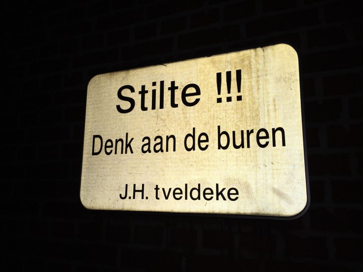 Stilte. Denk aan de buren. Te Voet in de Stad. Foto Hendrik Elie Vanden Abeele