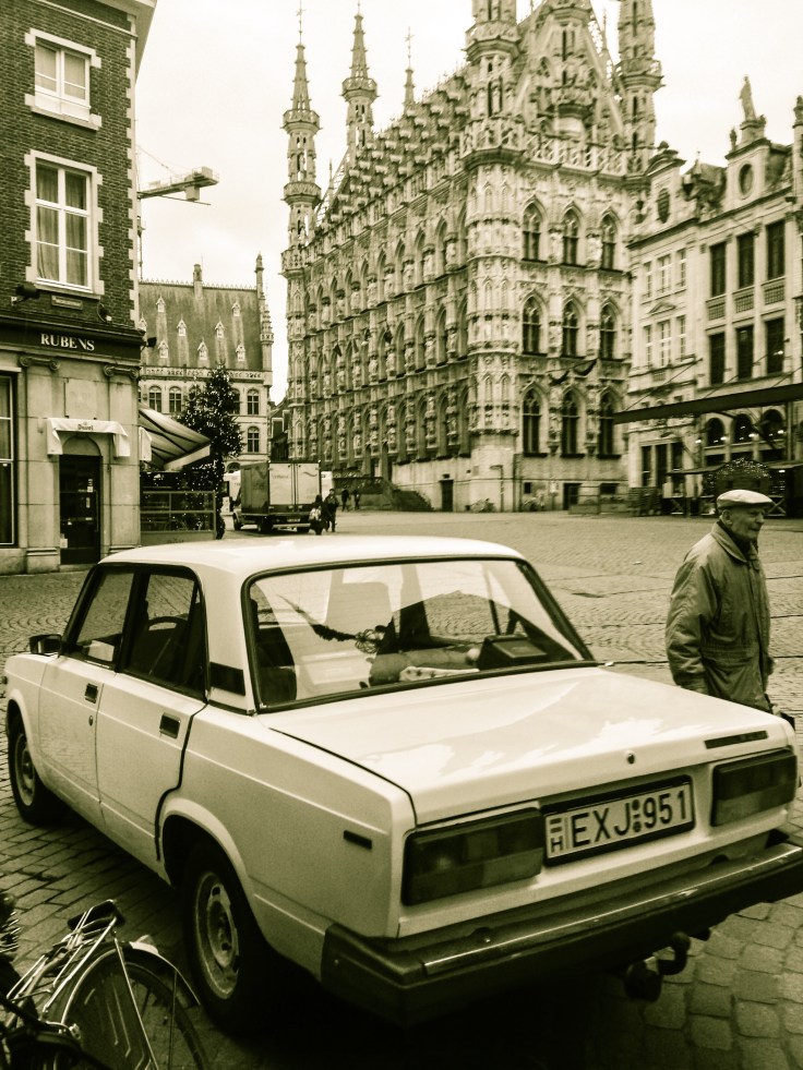 Oude doos met Lada en klakkenman. Foto Hendrik Vanden Abeele voor Te Voet in de Stad.
