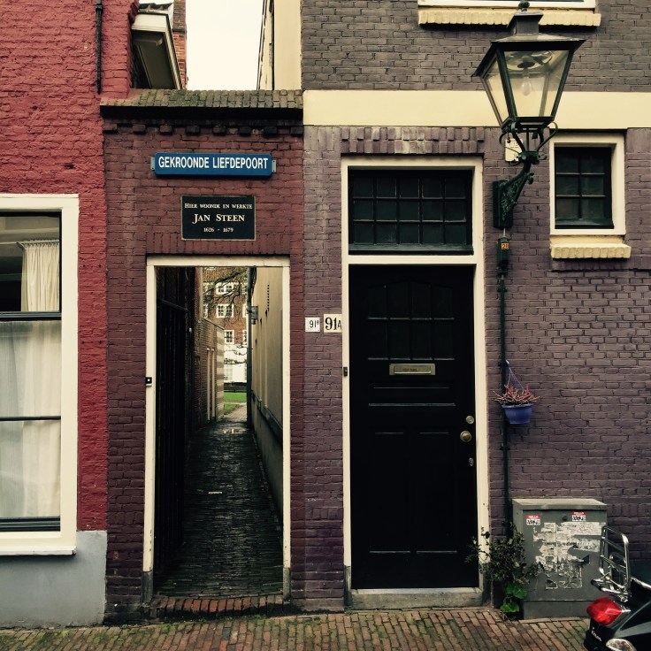 Gekroonde liefdepoort. Te Voet in de Stad. Foto Hendrik Elie Vanden Abeele