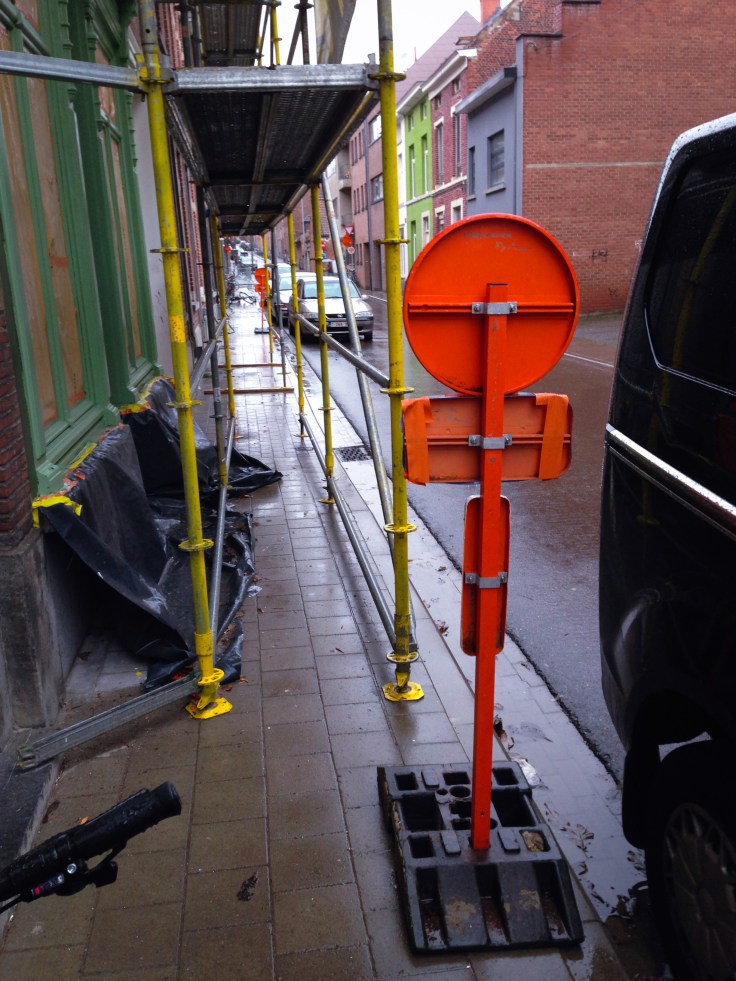 Wringen op het voetpad. Te Voet in de Stad. Foto Hendrik Elie Vanden Abeele
