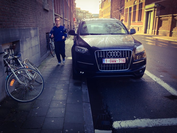 Half op de stoep. Te Voet in de Stad. Foto Hendrik Vanden Abeele