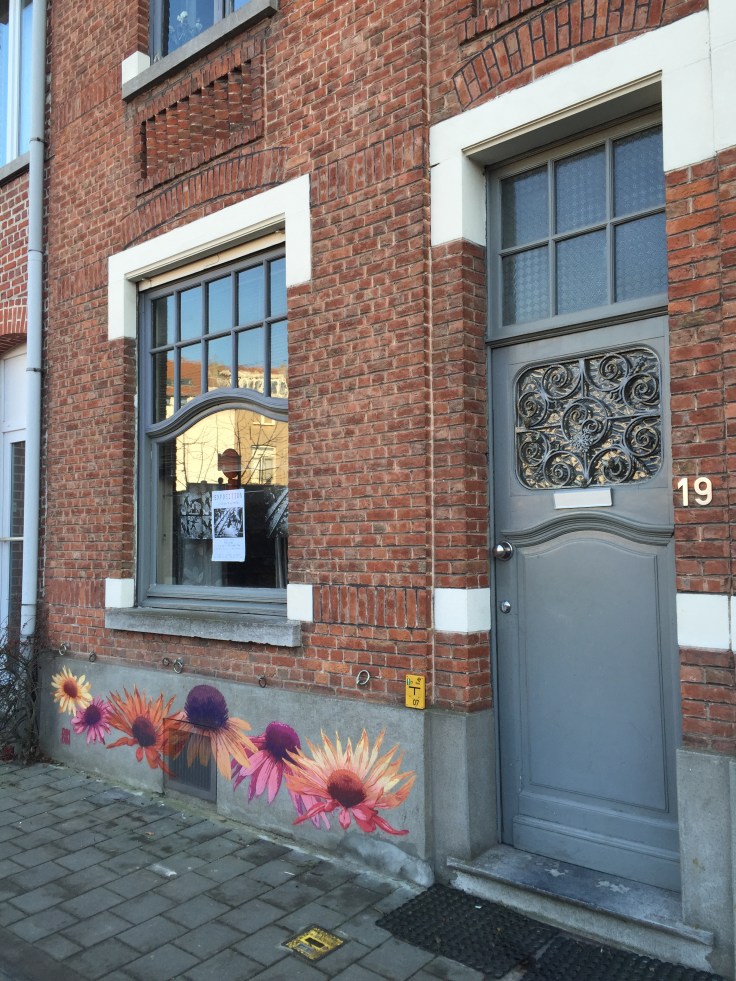 Bebloemd. Te Voet in de Stad. Foto Hendrik Elie Vanden Abeele