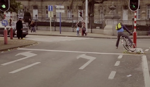 Fiets in de stad. Te Voet in de Stad. Still uit video Brussels Bike Jungle