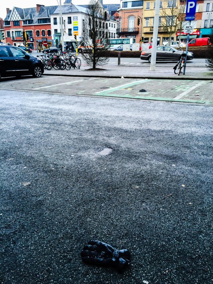Handschoen. Te Voet in de Stad. Foto Hendrik Elie Vanden Abeele