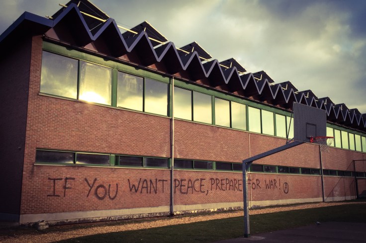 If you want peace, prepare for war. Te Voet in de Stad. Foto Hendrik Elie Vanden Abeele