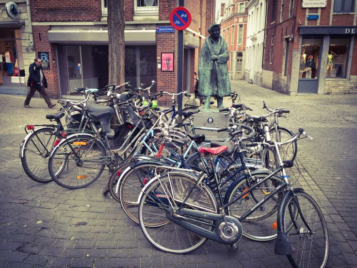 Erasmus. Leuven. Te Voet in de Stad. Foto Hendrik Elie Vanden Abeele