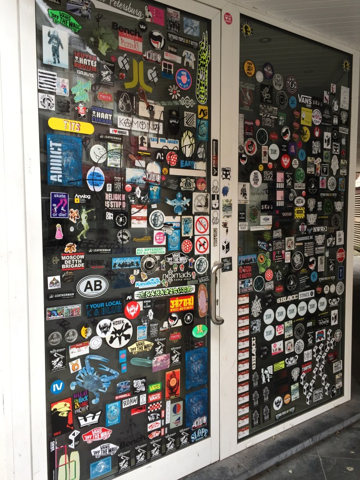 Stickers. Te Voet in de Stad. Foto Hendrik Elie Vanden Abeele