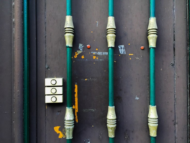 Wie van de drie. Te Voet in de Stad. Foto Hendrik Elie Vanden Abeele
