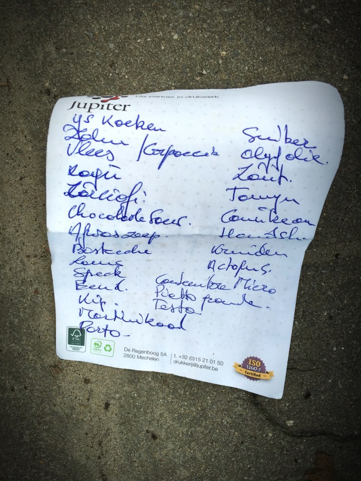 Boodschappenlijstje. Te Voet in de Stad. Foto Hendrik Elie Vanden Abeele
