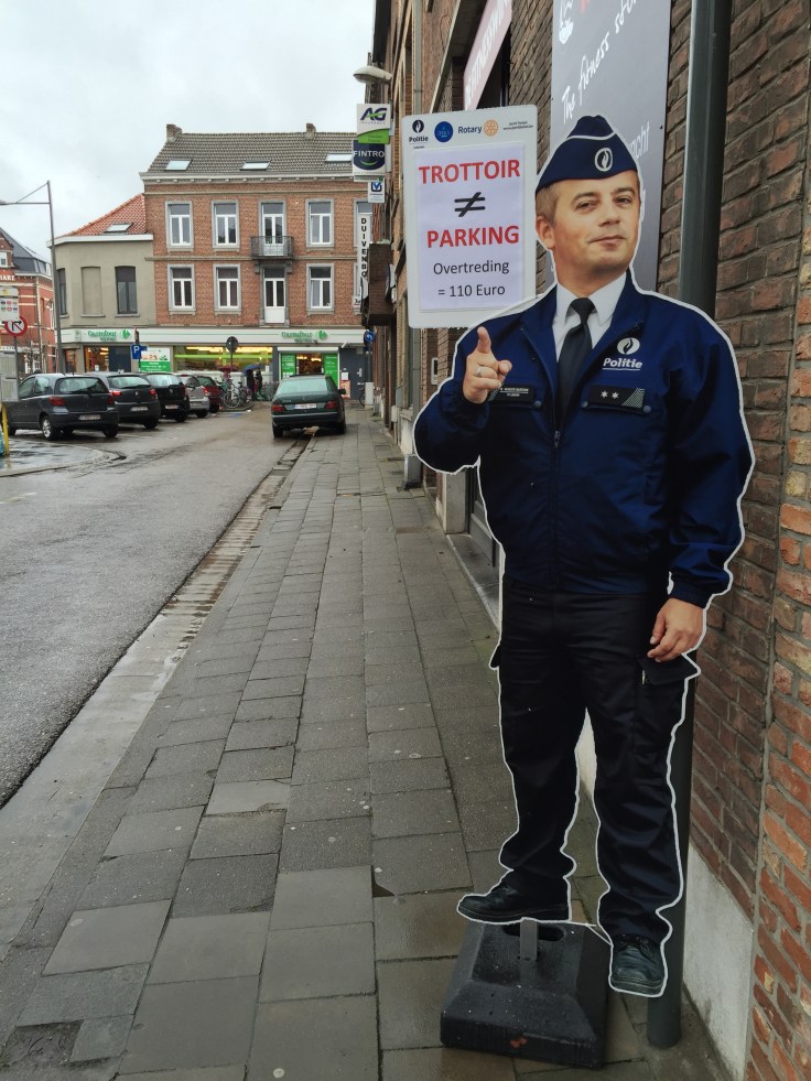 Meer blauw op straat. Te voet in de stad. Foto Hendrik Vanden Abeele en Elvis Costello