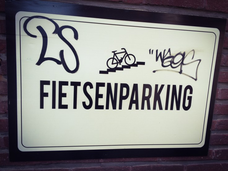 Fietsenparking. Te Voet in de Stad. Foto Hendrik Elie Vanden Abeele en David Bowie