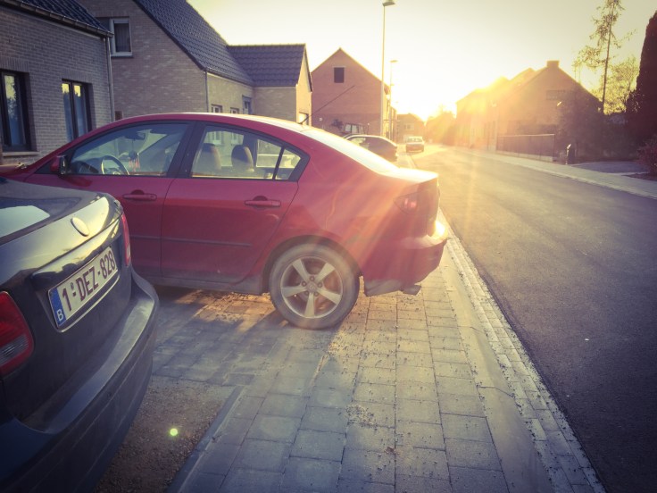 Parkeren op de Stoep. Te Voet in de Stad. Wilsele. Foto Hendrik Elie Vanden Abeele