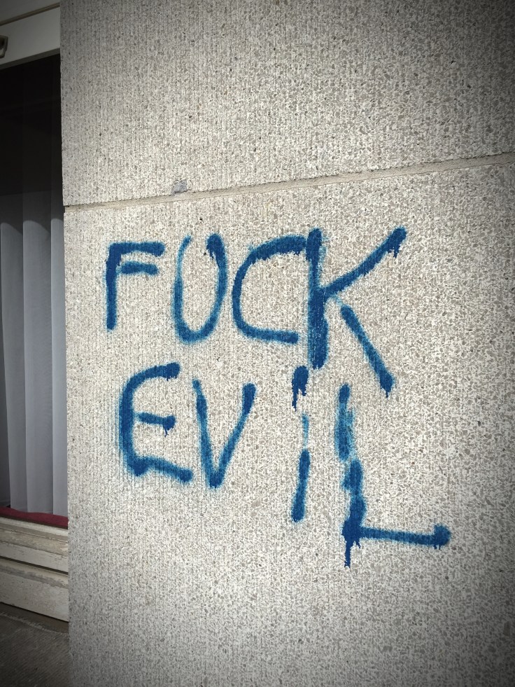 Fuck Evil. Te Voet in de Stad. Foto Hendrik Elie Vanden Abeele
