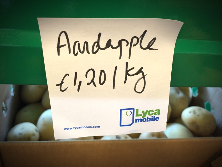 Apple. Te Voet in de Stad. Foto Hendrik Elie Vanden Abeele