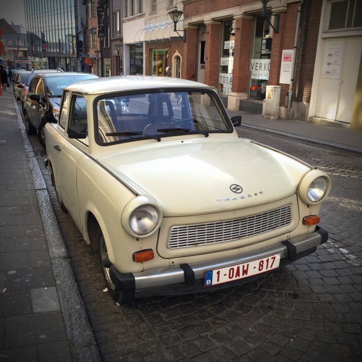 Trabant. Te Voet in de Stad. Foto Hendrik Elie Vanden Abeele