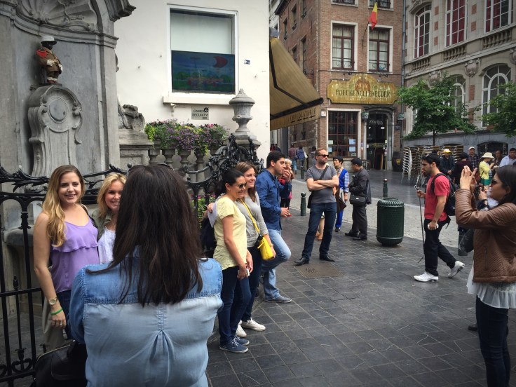 Toeristen bij Manneken Pis. Foto Hendrik Elie Vanden Abeele