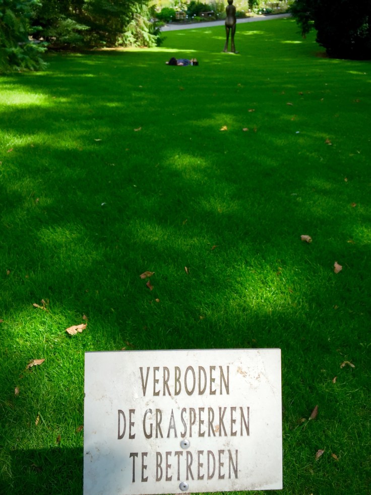 Verboden de grasperken te betreden. Foto Hendrik Elie Vanden Abeele
