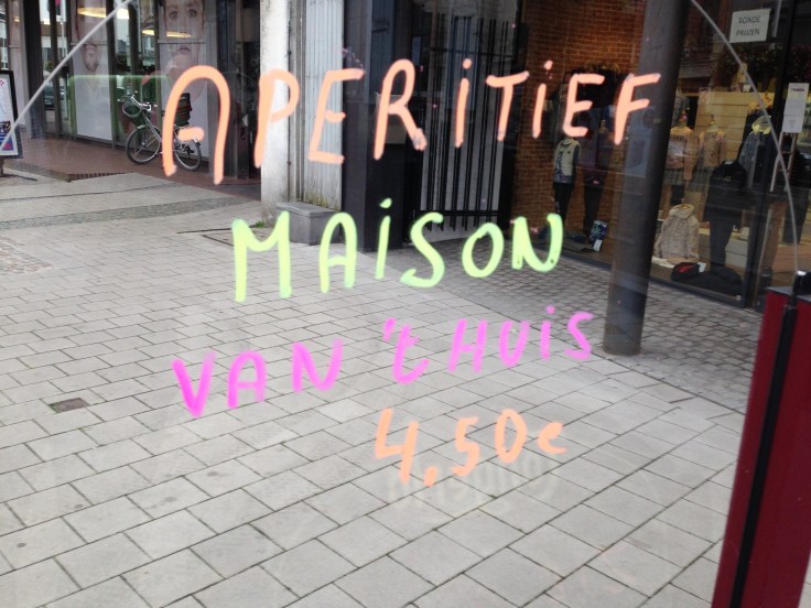 Aperitiefje. Aalst, Molenstraat, Oktober 2015, Foto Hendrik Vanden Abeele. Te Voet in de Stad