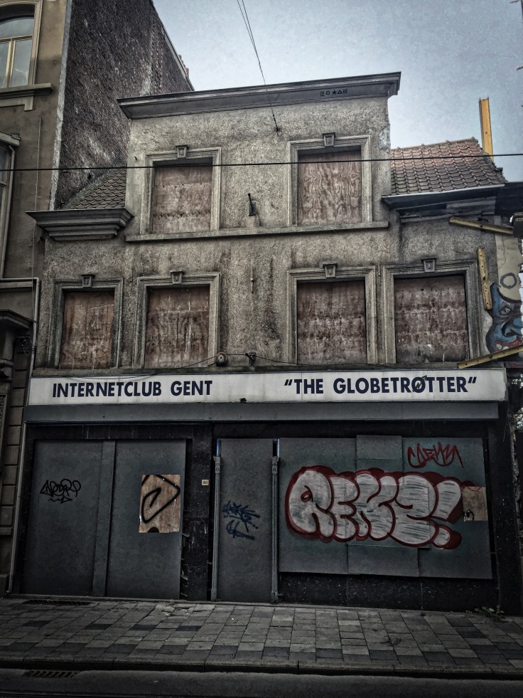 Globetrotter. Gent, Kortrijksepoortstraat, 12 september 2015, Foto Hendrik Elie Vanden Abeele. Te Voet in de Stad