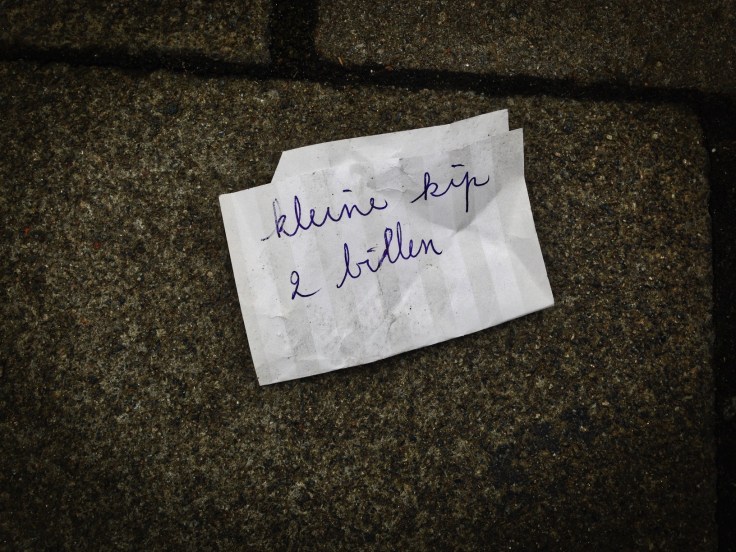 Groundtext #68 Kleine kip. Leuven, Geldenaaksebaan, December 2014, Foto Hendrik Elie Vanden Abeele