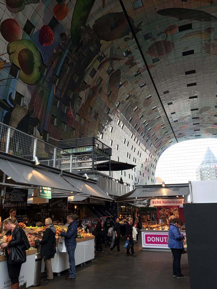 Echt helemaal Donut. Rotterdam, Markthal, 6 oktober 2015, Foto Hendrik Elie Vanden Abeele. Te Voet in de Stad