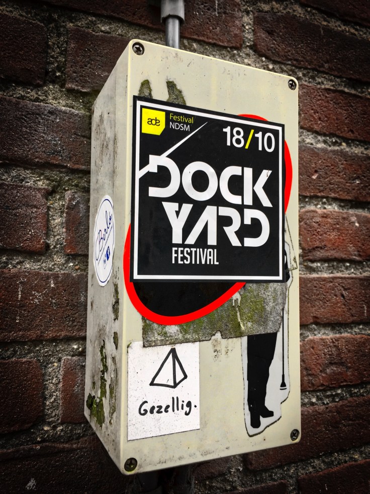 Plakkatief #17. Nou, Gezellig. Leiden, Doelensteeg, 9 februari 2015. Te Voet in de Stad. Hendrik Vanden Abeele