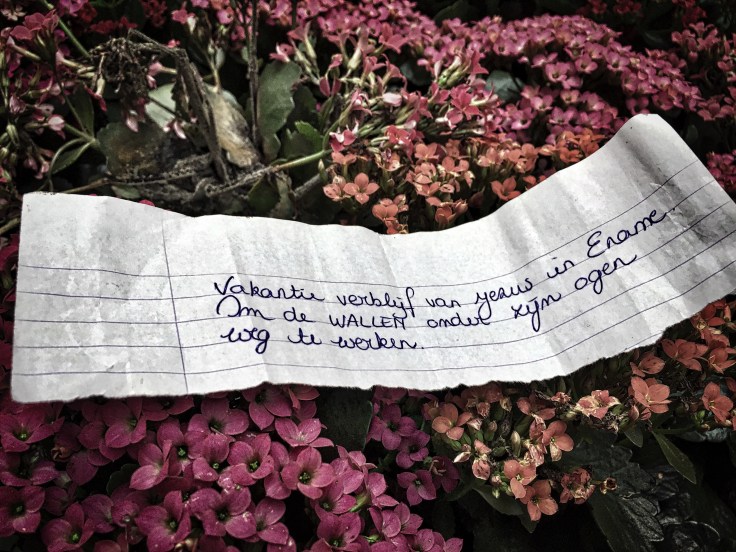 Groundtext #113 Jezus. Ename, Enameplein, 10 oktober 2015, Foto Hendrik Elie Vanden Abeele. Te Voet in de Stad