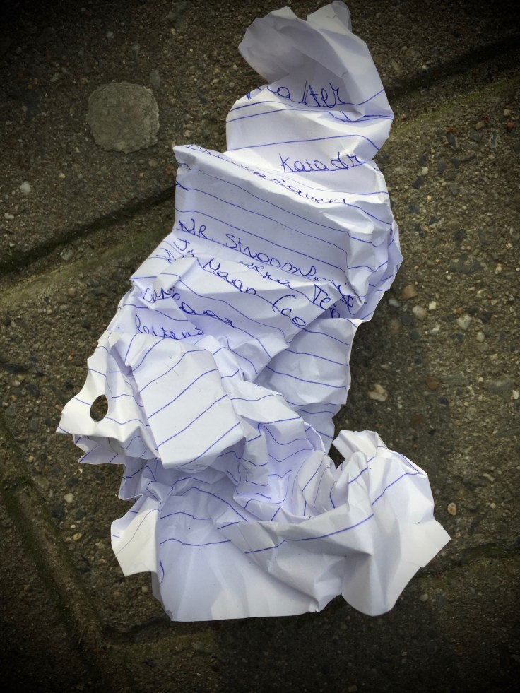 Groundtext #94 Verfrommeld. Leuven, Parijsstraat, 30 oktober 2015, Foto Hendrik Elie Vanden Abeele. Te Voet in de Stad