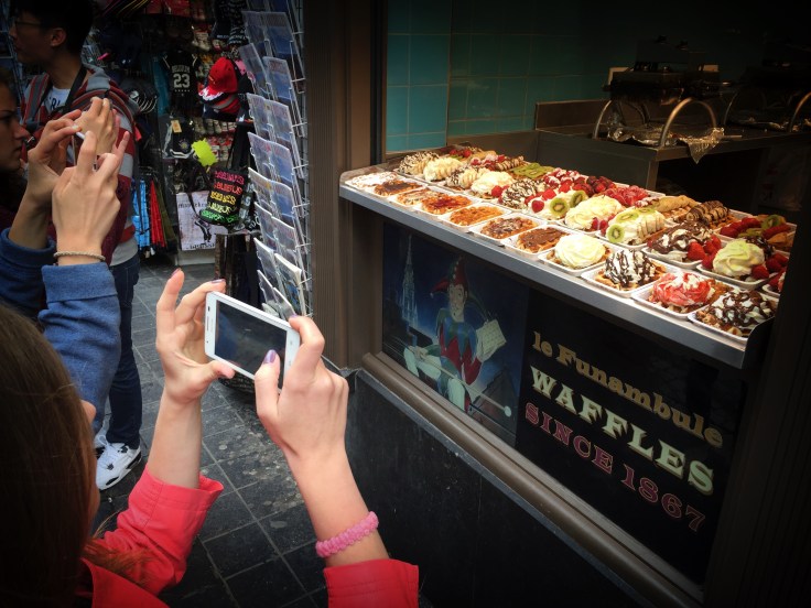 Hou je wafel. Brussel, Zuidstraat, 23 juni 2015, Foto Hendrik Elie Vanden Abeele. Te Voet in de Stad