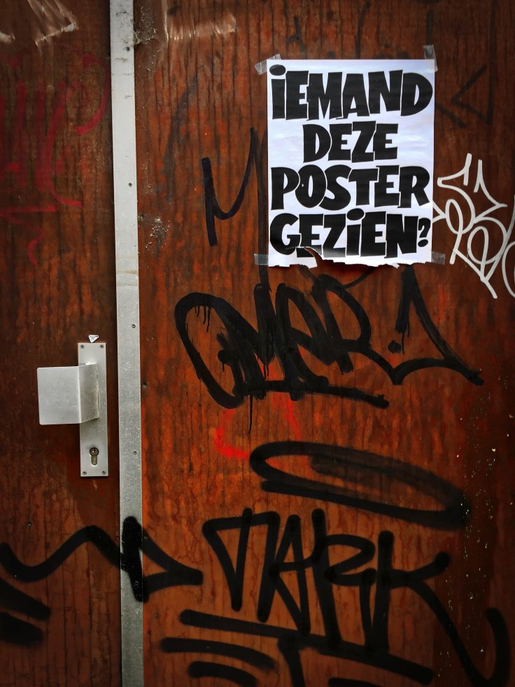 Teken aan de wand #58 Gezien? Leuven, Augustijnenstraat, 20 december 2015, Foto Hendrik Elie Vanden Abeele. Te Voet in de Stad