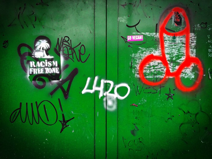 Teken aan de wand #60. Raket naar de maan. Leuven, Léon Collinslaan, 12 december 2015, Foto Hendrik Elie Vanden Abeele. Te Voet in de Stad