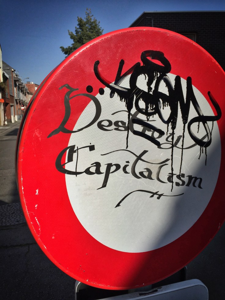 Teken aan de wand #66 Destroy Capitalism. Leuven, Fonteinstraat, 11 oktober 2015, Foto Hendrik Elie Vanden Abeele. Te Voet in de Stad