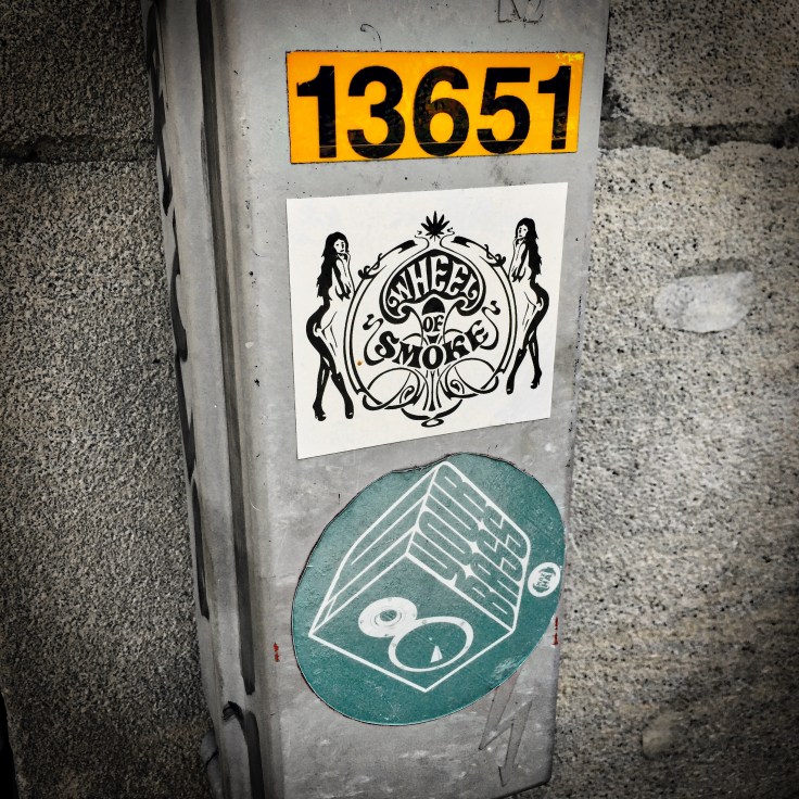 Plakkatief #22 Wheel of Smoke. Leuven, Krakenstraat, 29 augustus 2015, Foto Hendrik Elie Vanden Abeele. Te Voet in de Stad