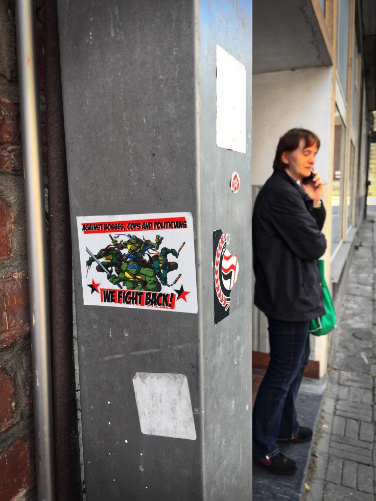 Plakkatief #23 We fight back. Leuven, Minderbroedersstraat, 21 augustus 2015, Foto Hendrik Elie Vanden Abeele. Te Voet in de Stad
