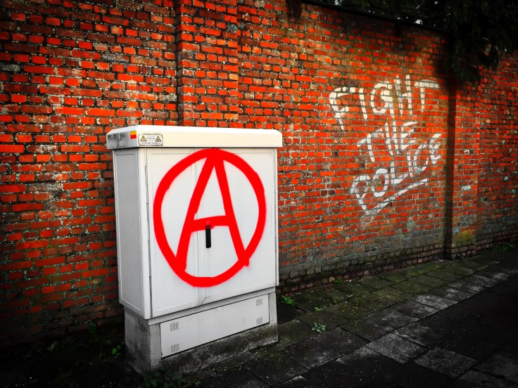Teken aan de wand #67 Fight the Police. Turnhout, Begijnhof, 23 september 2015, Foto Hendrik Elie Vanden Abeele. Te Voet in de Stad