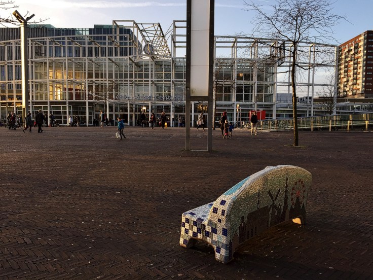 bank-vooruit-leiden-stationsplein-8-februari-2015-te-voet-in-de-stad-hendrik-vanden-abeele
