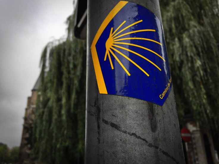 plakkatief-24-camino-leuven-achter-de-sint-jacobskerk-15-augustus-2015-foto-hendrik-elie-vanden-abeele-te-voet-in-de-stad