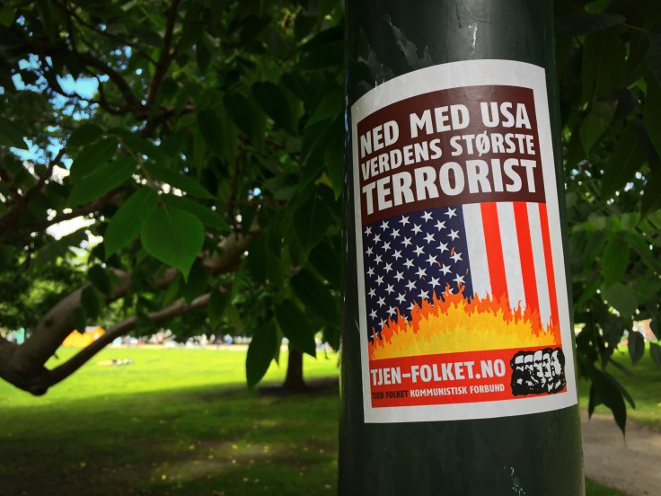 plakkatief-25-terrorist-oslo-sofienbergparken-24-juli-2015-foto-hendrik-elie-vanden-abeele-te-voet-in-de-stad