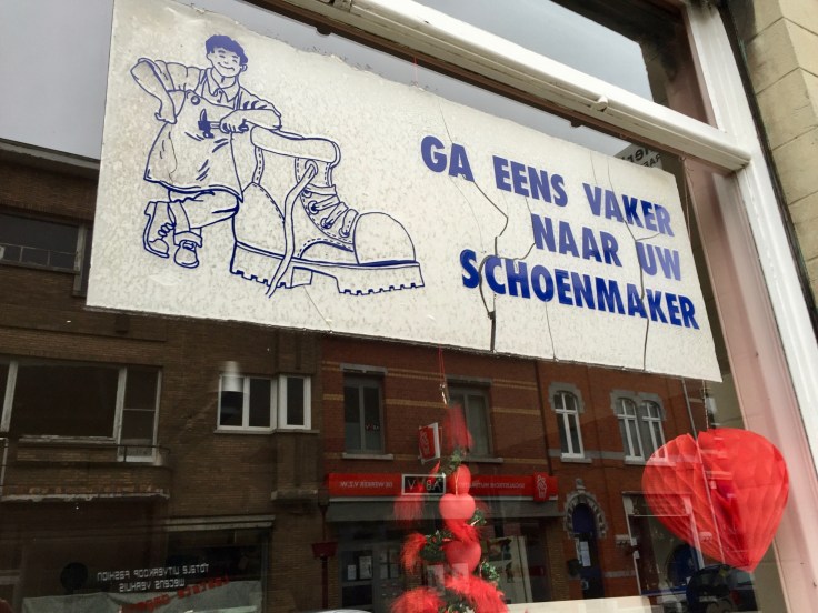 Ga eens vaker naar uw schoenmaker. Landen, Stationsstraat. 31 januari 2016. Foto Hendrik Elie Vanden Abeele. Te Voet in de Stad